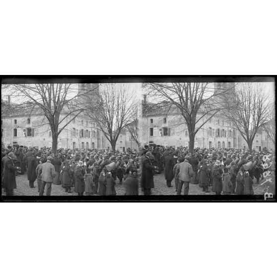 Château-Salins (Lorraine). Entrée du 1er régiment étranger. Pendant l'exécution de La Marseillaise. [légende d'origine]