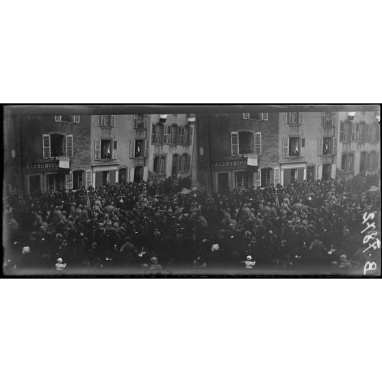 Dieuze (Lorraine). Troupes défilant devant le général de Corn commandant la 129e division d'infanterie (DI). [légende d'origine]