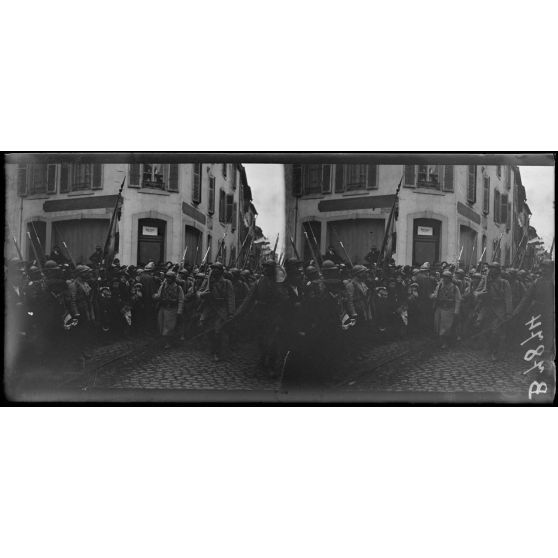 Dieuze (Lorraine). Troupes défilant devant le général de Corn commandant la 129e division d'infanterie (DI). (légende d'origine]