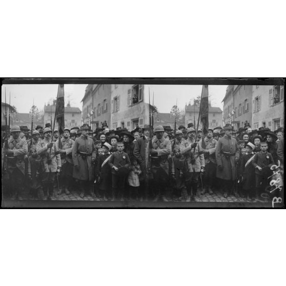 Dieuze (Lorraine). Le général de Corn entouré des gens du pays. (légende d'origine]