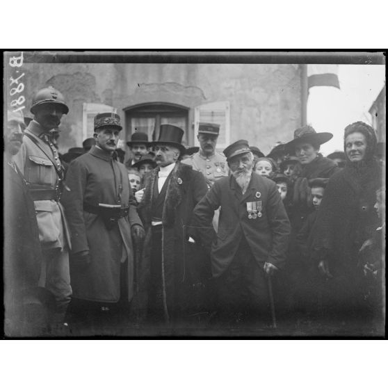 Dieuze (Lorraine). Le général de Corn salue le plus vieux lorrain de Dieuze. [légende d'origine]