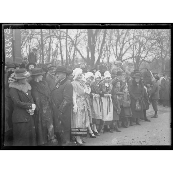 Metz (Lorraine). Petites messines attendant nos troupes. [légende d'origine]