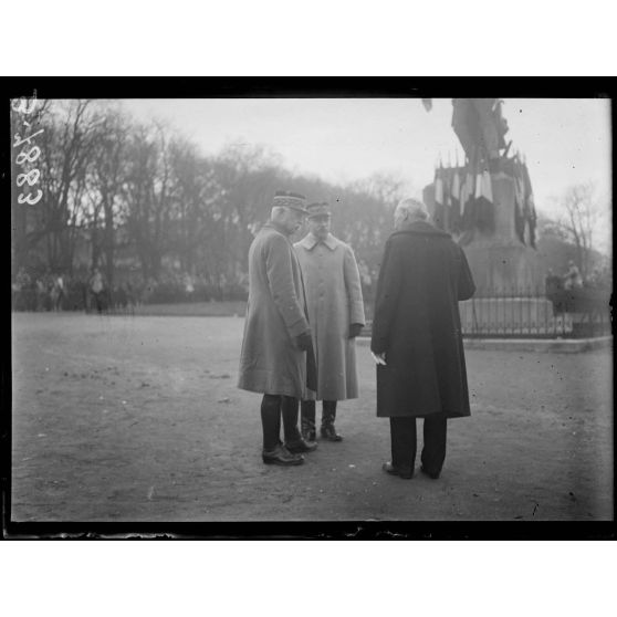 Metz (Lorraine). Le général Fayolle et le général Paquette devant la statue du maréchal Ney. [légende d'origine]