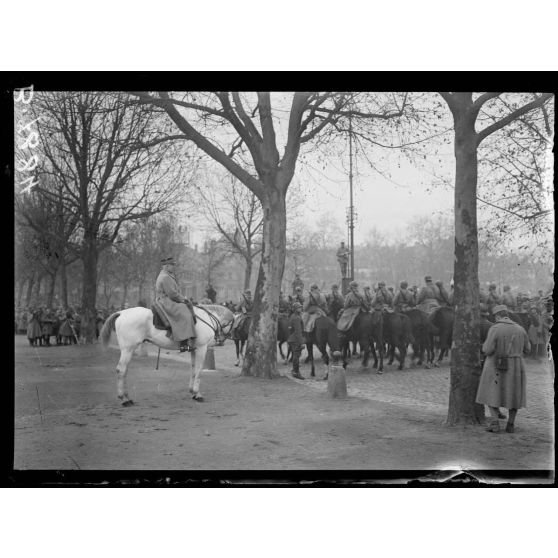 Metz (Lorraine). Le maréchal Pétain pendant le défilé des troupes. [légende d'origine]