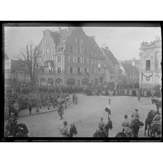 Colmar, Alsace. Arrivée du général de Castelnau. Place du théâtre. [légende d'origine]