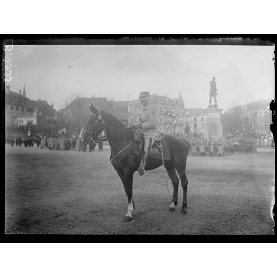 Colmar, Alsace. Place Rapp, le général Messimy. [légende d'origine]