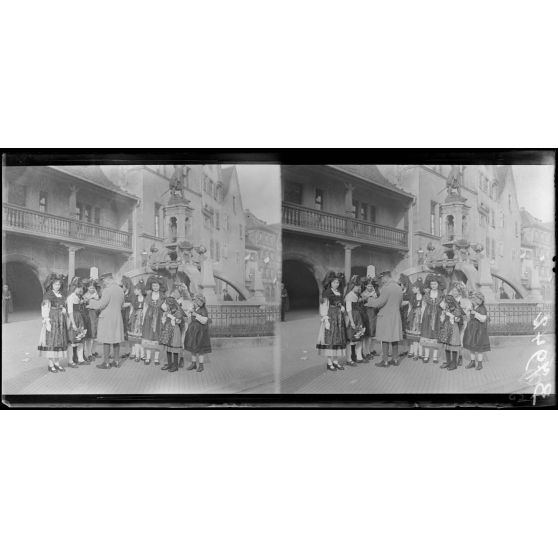 Colmar. Jeunes alsaciennes et officier français sur la place Schwendi. [légende d'origine]
