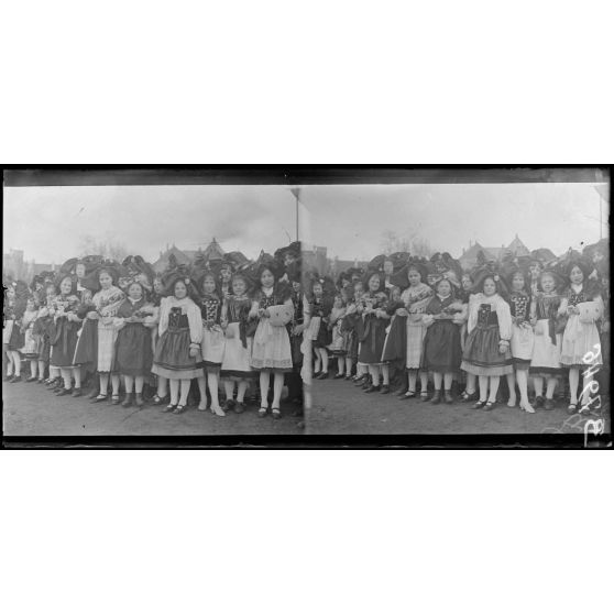 Colmar. Un groupe de jeunes alsaciennes. [légende d'origine]