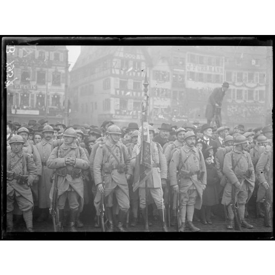 Strasbourg. Entrée du maréchal Pétain. Le drapeau d'un régiment. [légende d'origine]
