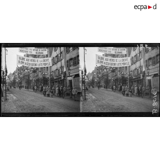 Saverne. Une rue de la ville décorée de drapeaux et d'inscriptions. [légende d'origine]