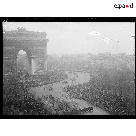 Paris. Visite de M. et Mme Wilson. Aspect de l'arc de Triomphe pendant le défilé du cortège. [légende d'origine]
