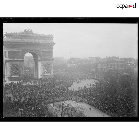 Paris. Visite de M. et Mme Wilson. La foule près de l'Arc de Triomphe. [légende d'origine]
