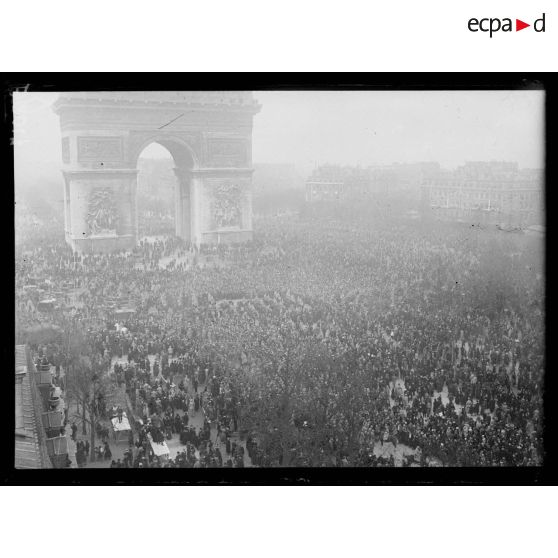 Paris. Visite de M. et Mme Wilson. La foule près de l'Arc de Triomphe. (légende d'origine]