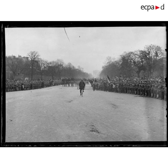 Paris. Visite de M. et Mme Wilson. [légende d'origine]