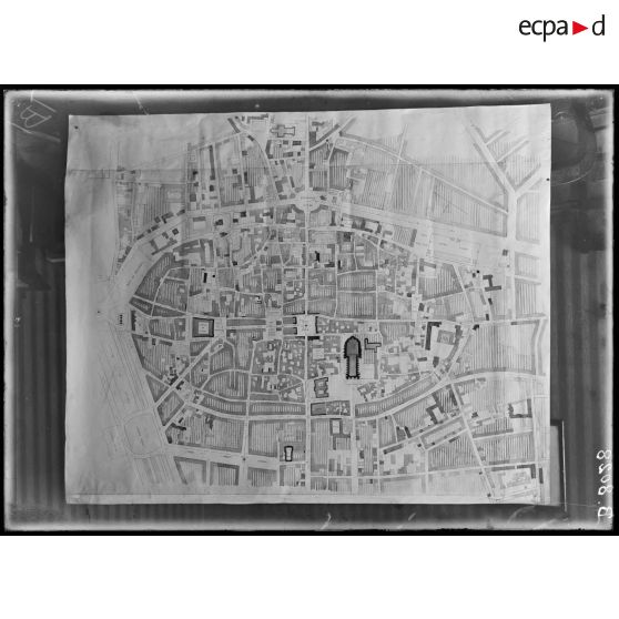 Paris. Plan de Reims indiquant les immeubles et monuments touchés par le bombardement. [légende d'origine]