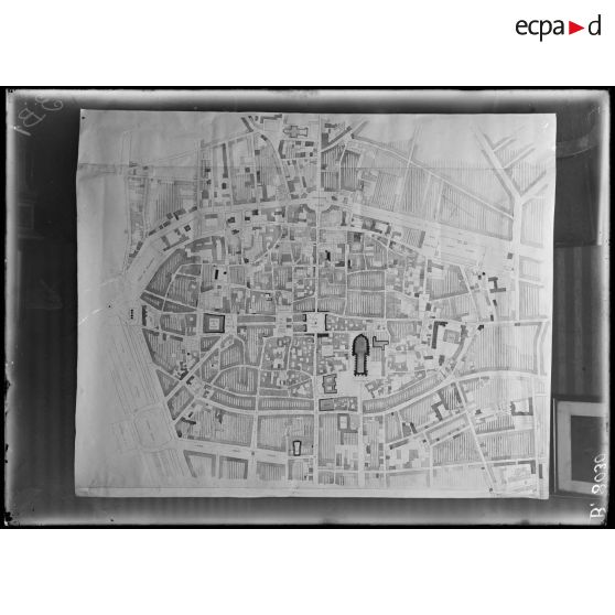 Paris. Plan de Reims indiquant les immeubles et monuments touchés par le bombardement. [légende d'origine]