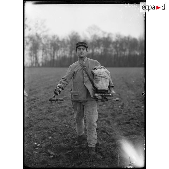 Maison-Blanche (Seine). Rééducation des mutilés cultivateurs. Le semeur. [légende d'origine]