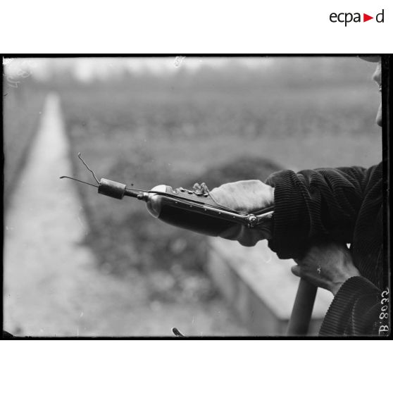 Maison-Blanche (Seine). Rééducation des mutilés cultivateurs. Pièce automatique pour jardinier. [légende d'origine]