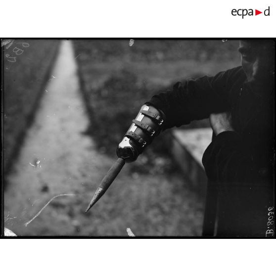 [Maison-Blanche (Seine). Rééducation des mutilés cultivateurs. Détail d'une prothèse du bras droit.]