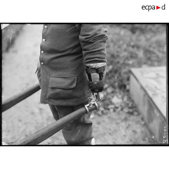 Maison-Blanche (Seine). Rééducation des mutilés cultivateurs. Le porte-outil Devanne qui permet de pousser une brouette. [légende d'origine]