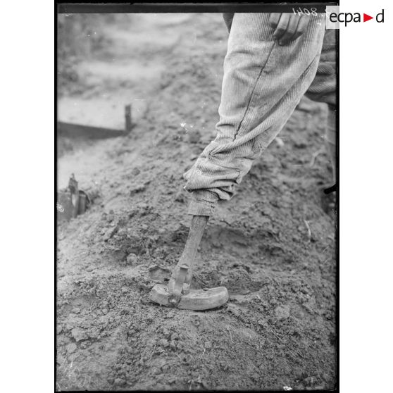 Maison-Blanche (Seine). Rééducation des mutilés cultivateurs. Sabot de cultivateur, système Devanne. [légende d'origine]