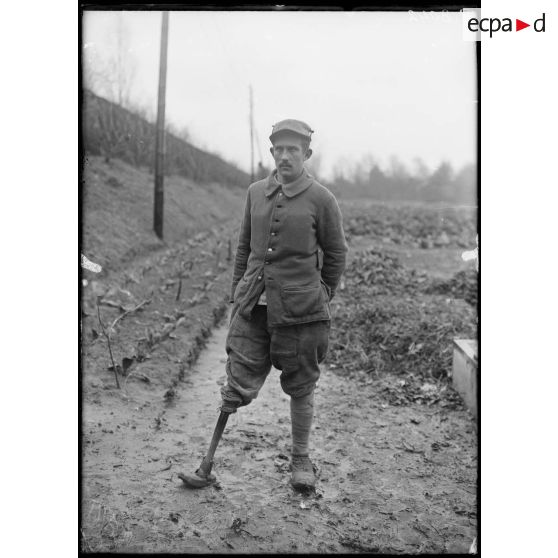 Maison-Blanche (Seine). Rééducation des mutilés cultivateurs. Un mutilé portant le sabot système Devanne. [légende d'origine]