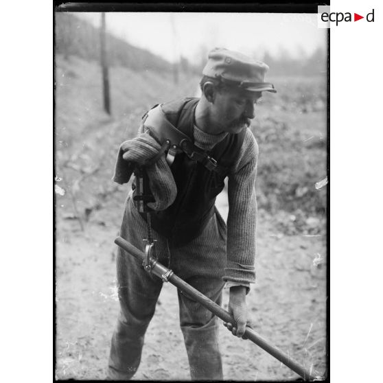 Maison-Blanche (Seine). Rééducation des mutilés cultivateurs. Mutilé se servant du porte-outil Julien. [légende d'origine]