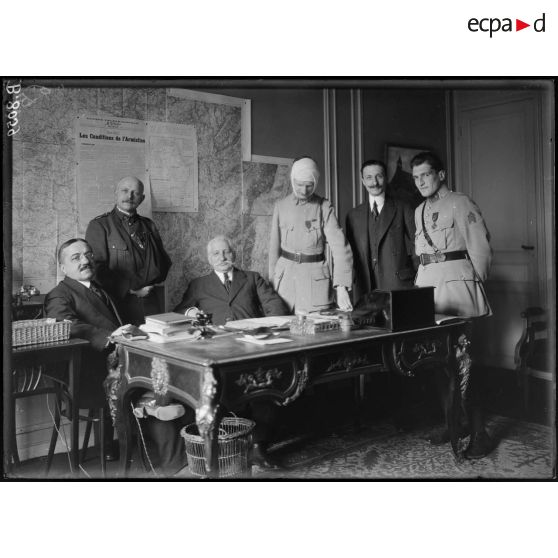 Paris. Maison de la presse, rue françois 1er. M. Klobukowski entouré des chefs de son service. [légende d'origine]