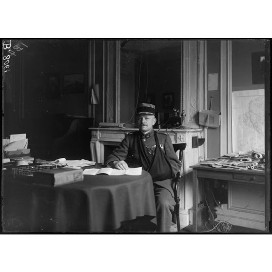 [Un officier dans un bureau du ministère des Affaires étrangères.]