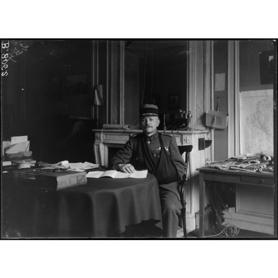 Un officier dans un bureau du ministère des Affaires étrangères. [légende d'origine]