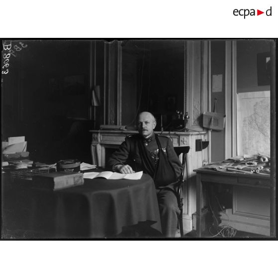 [Un officier dans un bureau du ministère des Affaires étrangères.]