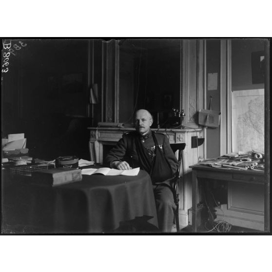 [Un officier dans un bureau du ministère des Affaires étrangères.]