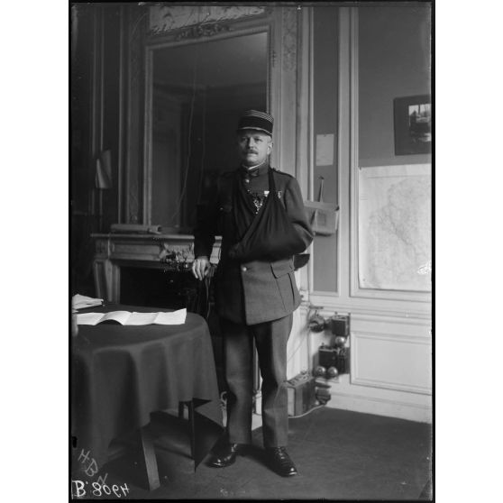 [Un officier dans un bureau du ministère des Affaires étrangères.]