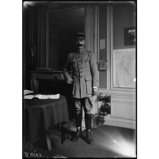 [Un officier dans un bureau du ministère des Affaires étrangères.]