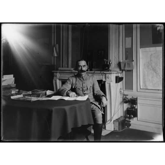 [Un officier dans un bureau du ministère des Affaires étrangères.]