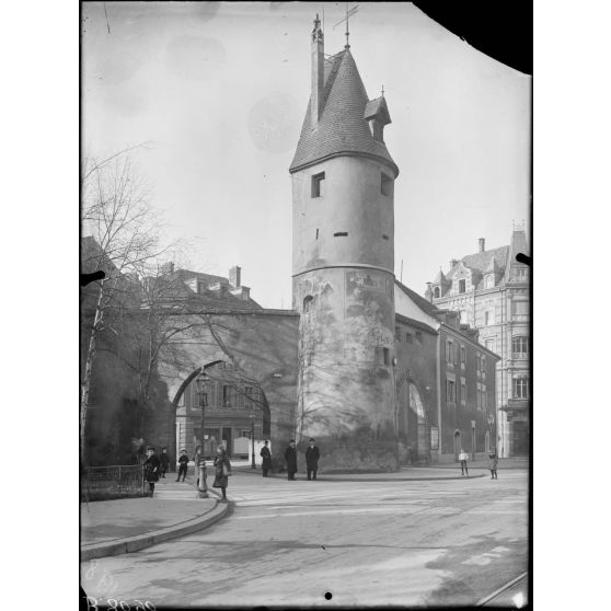 Mulhouse (Alsace). Porte Bollwerk et tour des anciennes fortifications de la ville. [légende d'origine]