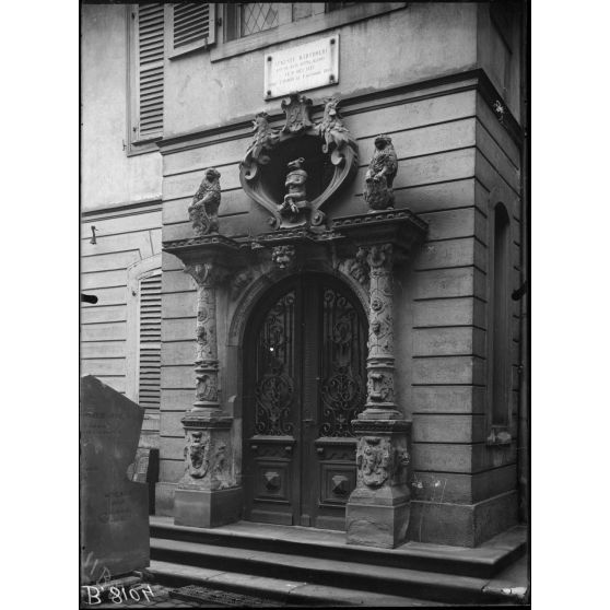 Colmar. Portail Renaissance de la maison du sculpteur Bartholdi. [légende d'origine]