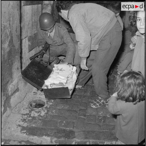 Opération de police dans la casbah d'Alger.