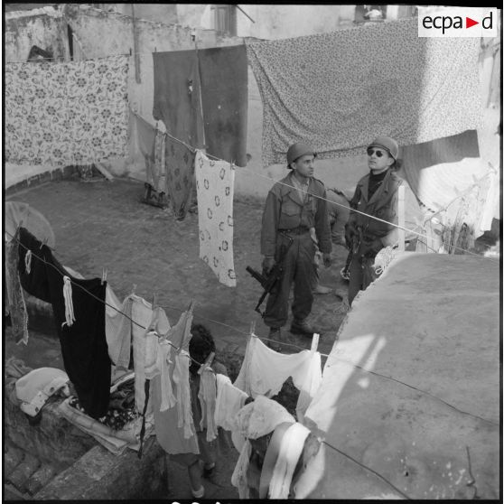 Opération de police dans la casbah d'Alger.