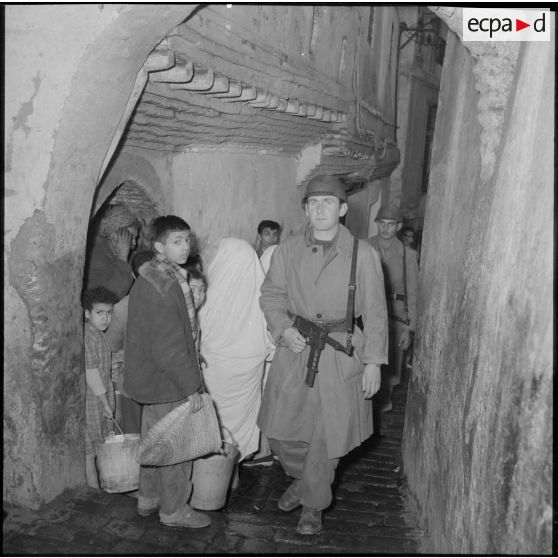 Opération de police dans la casbah d'Alger.