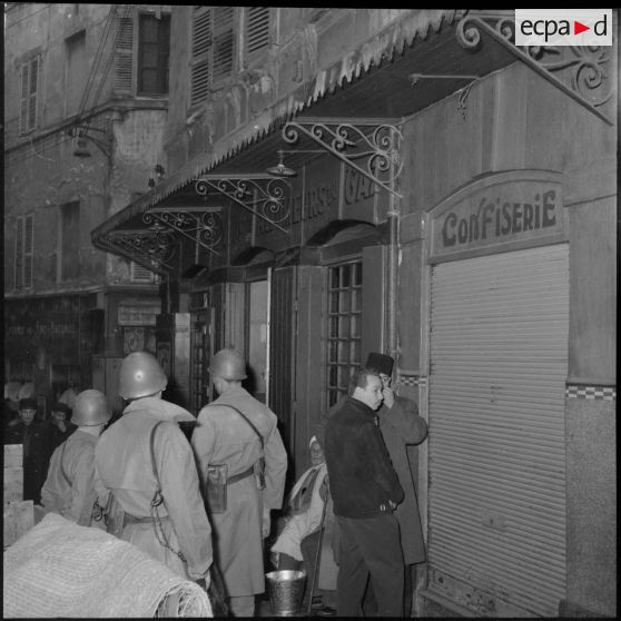 Opération de police dans la casbah d'Alger.