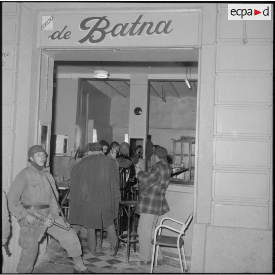 Opération de police dans la casbah d'Alger.