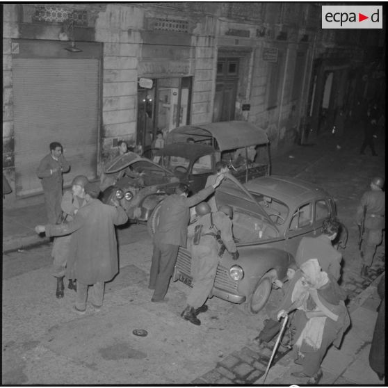 Opération de police dans la casbah d'Alger.