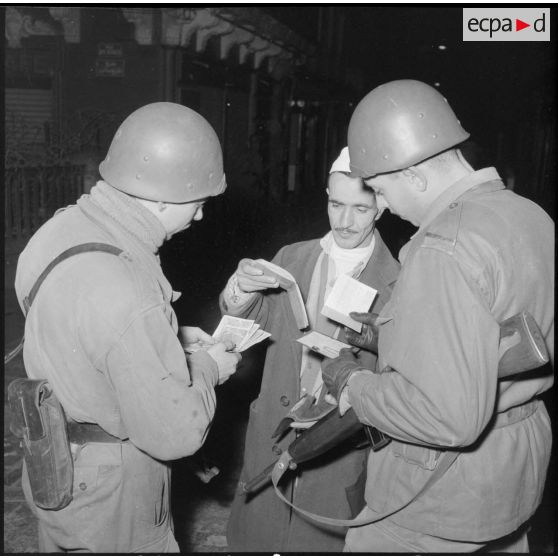 Opération de police dans la casbah d'Alger.