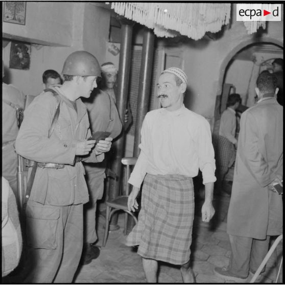 Opération de police dans la casbah d'Alger.