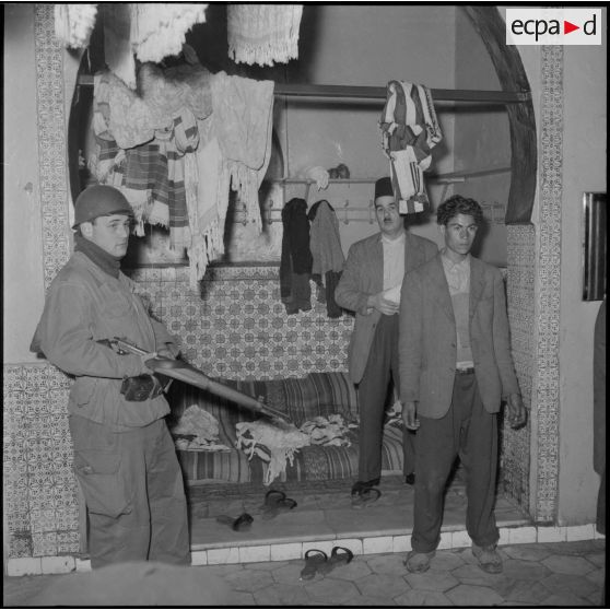 Opération de police dans la casbah d'Alger.