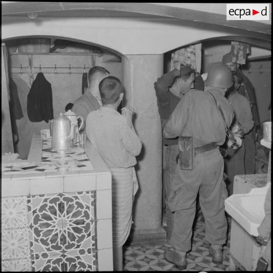 Opération de police dans la casbah d'Alger.