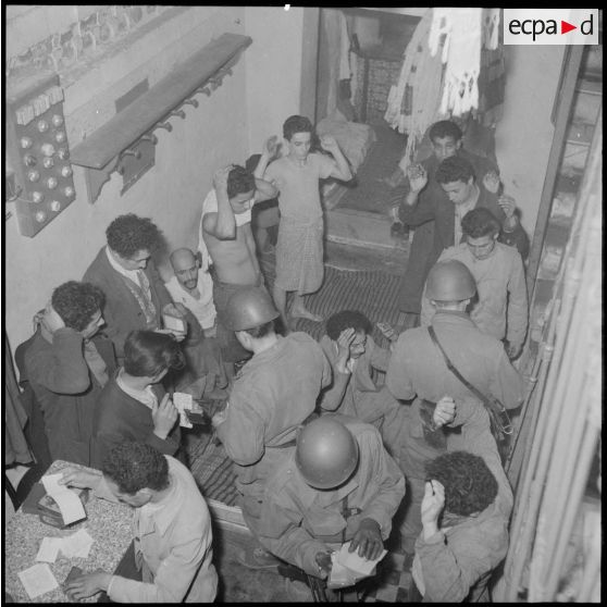 Opération de police dans la casbah d'Alger.