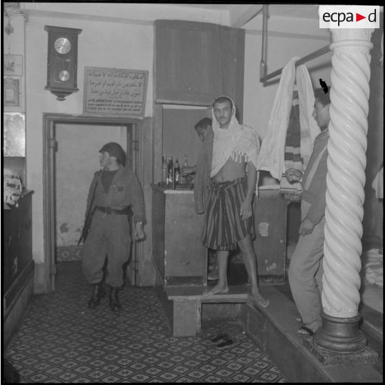 Opération de police dans la casbah d'Alger.