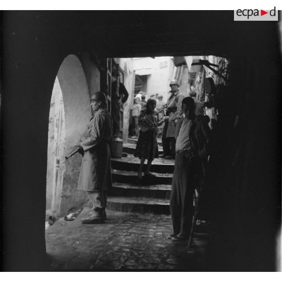 Opération de police dans la casbah d'Alger.